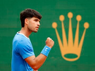 Carlos Alcaraz celebra la victoria sobre el argentino Sebasti&aacute;n B&aacute;ez