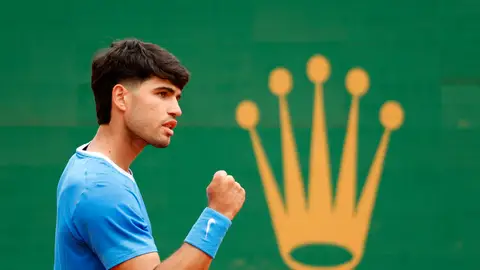 Carlos Alcaraz celebra la victoria sobre el argentino Sebastián Báez Carlos Alcaraz celebra la victoria sobre el argentino Sebastián Báez