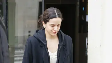 Rosalía celebra su éxito en Madrid junto a su hermana y su novia, Loli Bahia, en el restaurante de Dabiz Muñoz Rosalía celebra su éxito en Madrid junto a su hermana y su novia, Loli Bahia, en el restaurante de Dabiz Muñoz