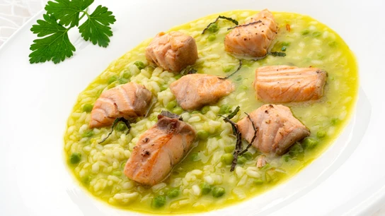 Salmón con arroz caldoso de guisantes, de Arguiñano: "Esta receta es una maravilla porque tiene de todo" Salmón con arroz caldoso de guisantes, de Arguiñano: "Esta receta es una maravilla porque tiene de todo"
