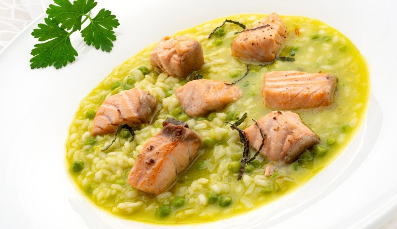 Salm&oacute;n con arroz caldoso de guisantes, de Argui&ntilde;ano: "Esta receta es una maravilla porque tiene de todo"
