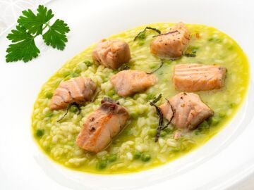 Salm&oacute;n con arroz caldoso de guisantes, de Argui&ntilde;ano: "Esta receta es una maravilla porque tiene de todo"