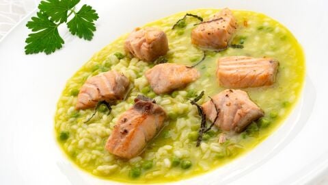 Salm&oacute;n con arroz caldoso de guisantes, de Argui&ntilde;ano: "Esta receta es una maravilla porque tiene de todo"