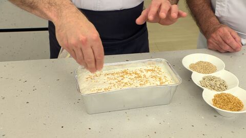 Esparce las semillas de lino, sésamo y girasol por encima. 