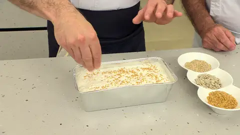 Esparce las semillas de lino, sésamo y girasol por encima. Esparce las semillas de lino, sésamo y girasol por encima.