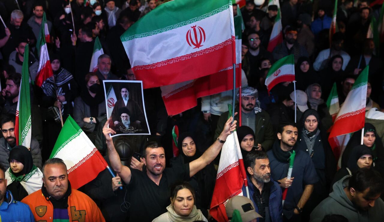 Imagen de iran&iacute;es celebrando el cese de los ataques y el alto el fuego 
