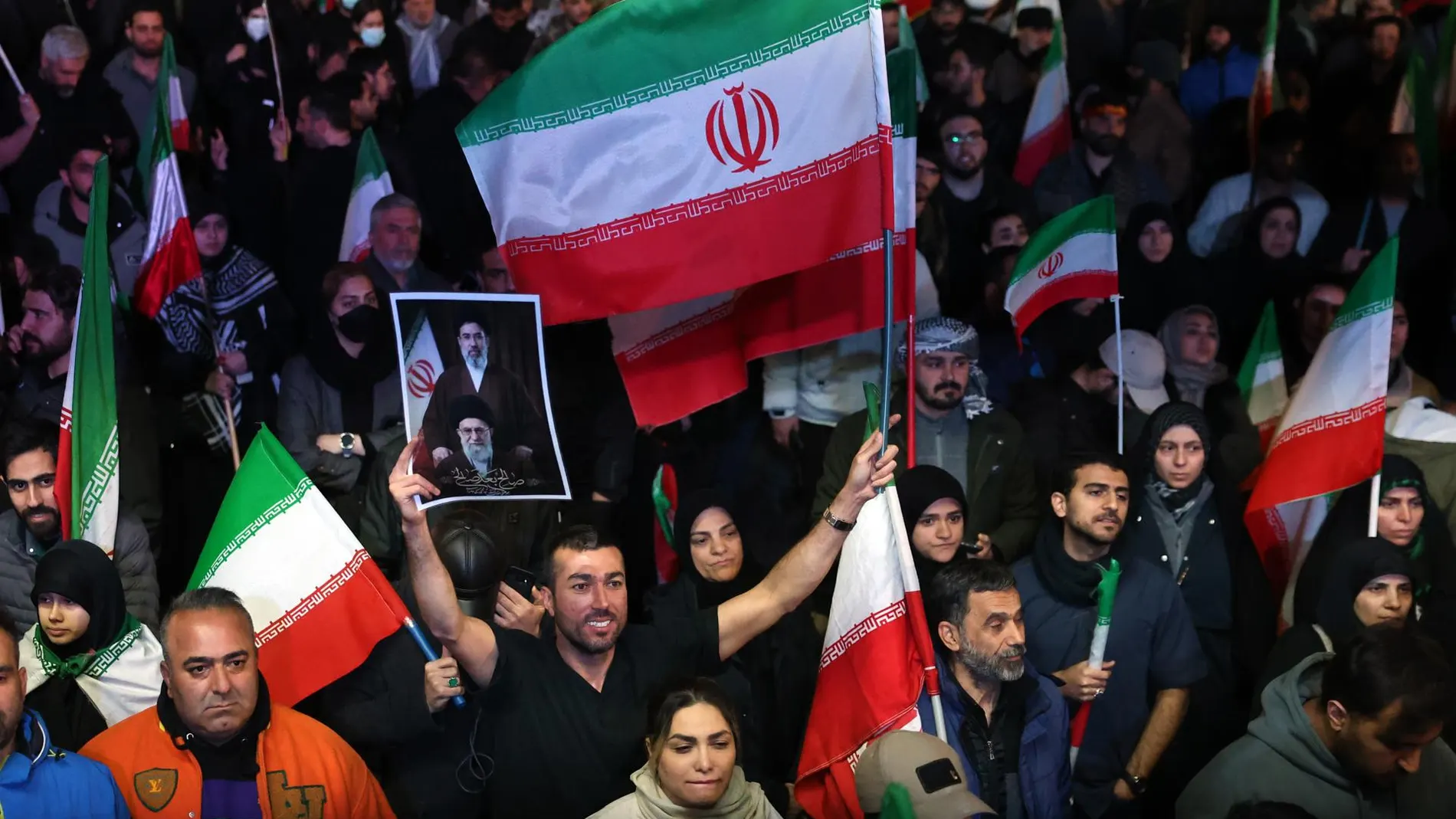 Imagen de iraníes celebrando el cese de los ataques y el alto el fuego Imagen de iraníes celebrando el cese de los ataques y el alto el fuego