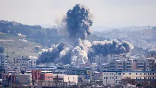 Se eleva humo tras una explosión en el barrio de Abbasiyeh tras un ataque israelí, en Tiro, Líbano.