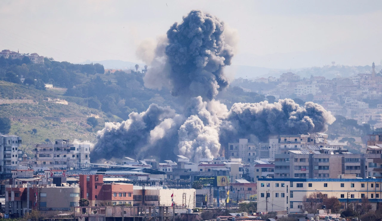 Se eleva humo tras una explosión en el barrio de Abbasiyeh tras un ataque israelí, en Tiro, Líbano.