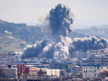 Se eleva humo tras una explosión en el barrio de Abbasiyeh tras un ataque israelí, en Tiro, Líbano. Se eleva humo tras una explosión en el barrio de Abbasiyeh tras un ataque israelí, en Tiro, Líbano.