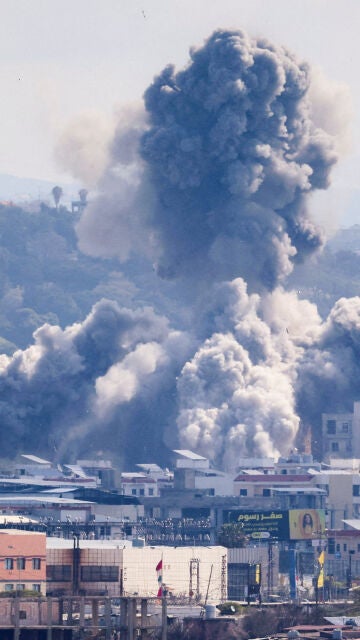 Se eleva humo tras una explosi&oacute;n en el barrio de Abbasiyeh tras un ataque israel&iacute;, en Tiro, L&iacute;bano.