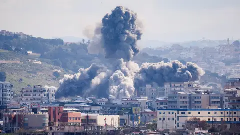 Se eleva humo tras una explosión en el barrio de Abbasiyeh tras un ataque israelí, en Tiro, Líbano. Se eleva humo tras una explosión en el barrio de Abbasiyeh tras un ataque israelí, en Tiro, Líbano.