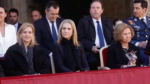 La reina Sofía, junto a sus hijas en la Semana Santa de Murcia La reina Sofía, junto a sus hijas en la Semana Santa de Murcia