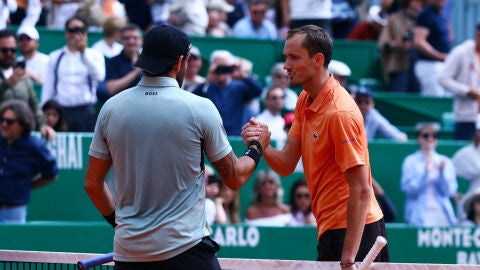 Matteo Berrettini es felicitado por Daniil Medvedev en Montecarlo