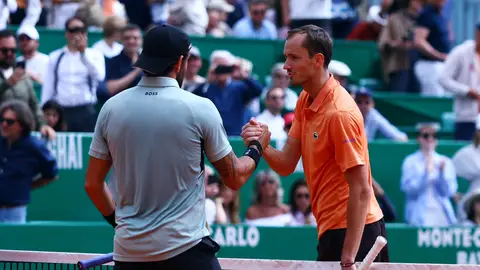 Matteo Berrettini es felicitado por Daniil Medvedev en Montecarlo Matteo Berrettini es felicitado por Daniil Medvedev en Montecarlo