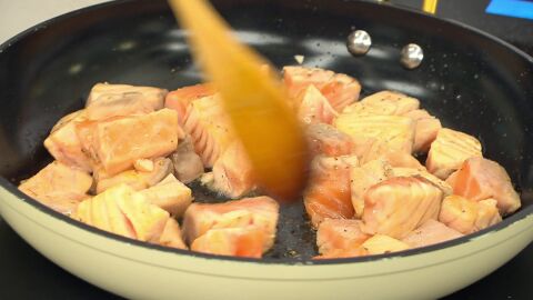 Incorpora los dados de salmón y saltéalos