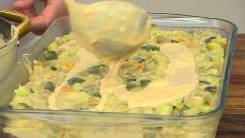 Extiende el resto de las hortalizas, termina con las otras 3 láminas de lasaña y nápalas