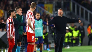 Hansi Flick, gesticula junto al cuarto &aacute;rbitro en la banda del Camp Nou