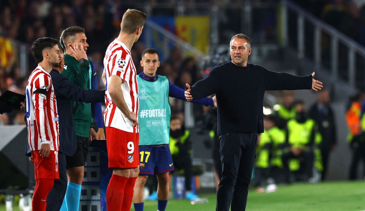 Hansi Flick, gesticula junto al cuarto &aacute;rbitro en la banda del Camp Nou