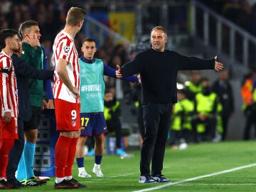 Hansi Flick, gesticula junto al cuarto &aacute;rbitro en la banda del Camp Nou