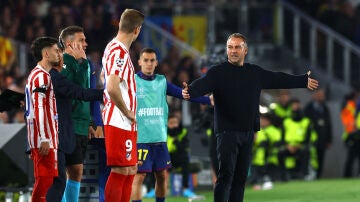 Hansi Flick, gesticula junto al cuarto &aacute;rbitro en la banda del Camp Nou
