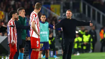 Hansi Flick, gesticula junto al cuarto árbitro en la banda del Camp Nou Hansi Flick, gesticula junto al cuarto árbitro en la banda del Camp Nou