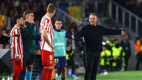 Hansi Flick, gesticula junto al cuarto &aacute;rbitro en la banda del Camp Nou