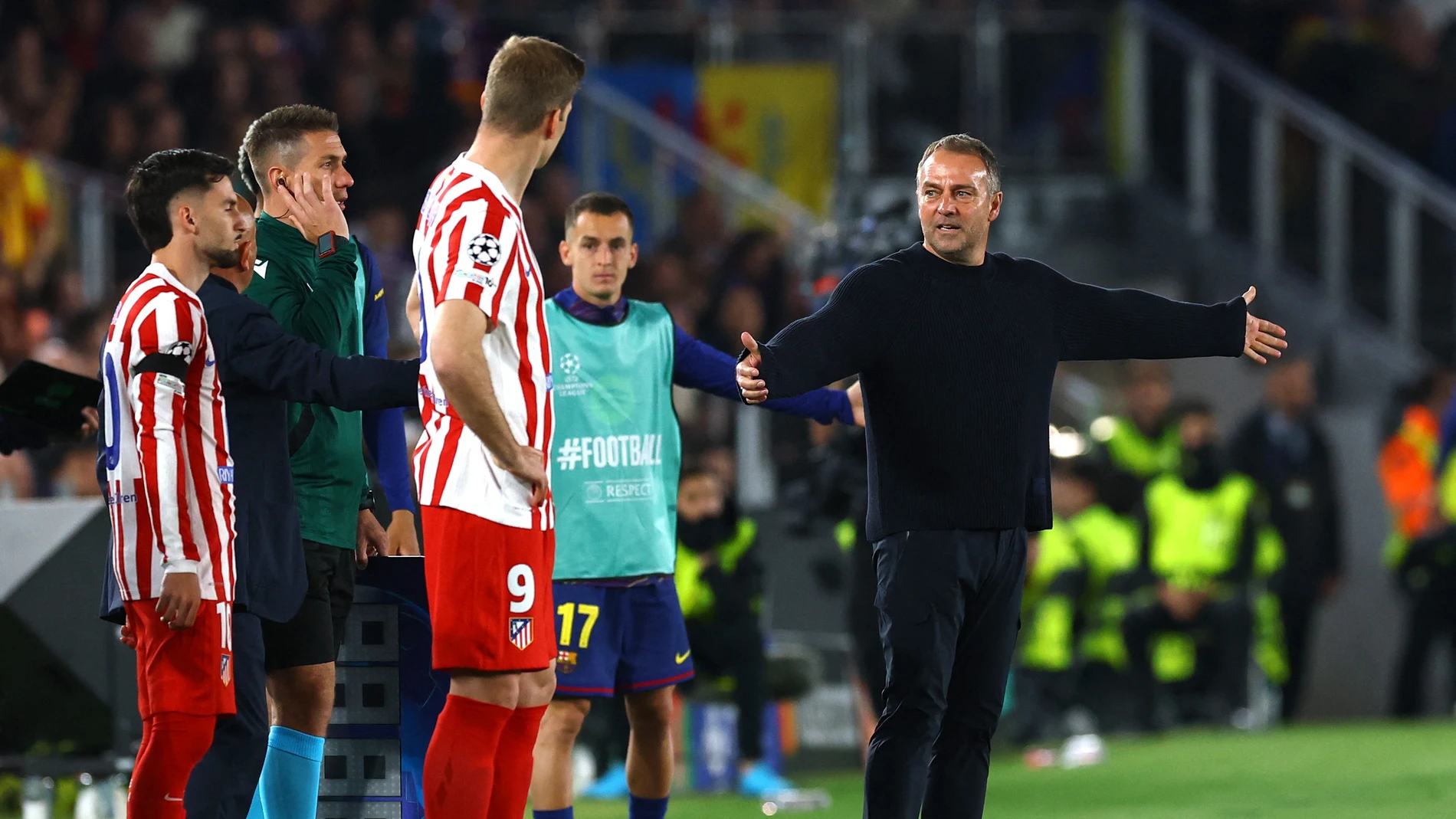 Hansi Flick, gesticula junto al cuarto árbitro en la banda del Camp Nou Hansi Flick, gesticula junto al cuarto árbitro en la banda del Camp Nou
