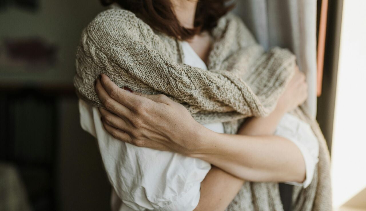 Mujer abraz&aacute;ndose a si misma