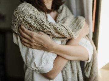 Mujer abraz&aacute;ndose a si misma