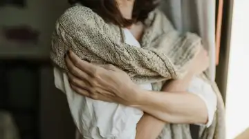 Mujer abrazándose a si misma Mujer abrazándose a si misma