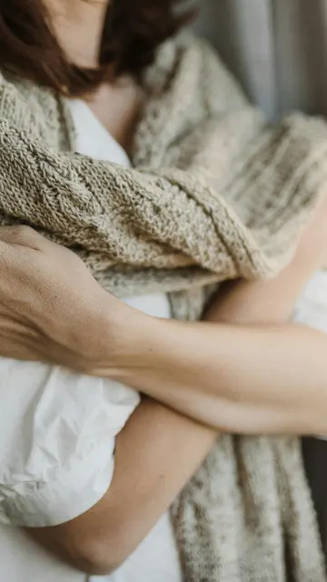 Mujer abrazándose a si misma