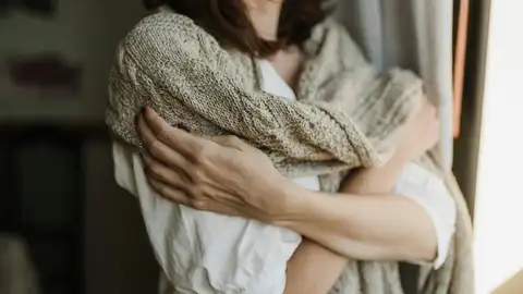 Mujer abrazándose a si misma Mujer abrazándose a si misma