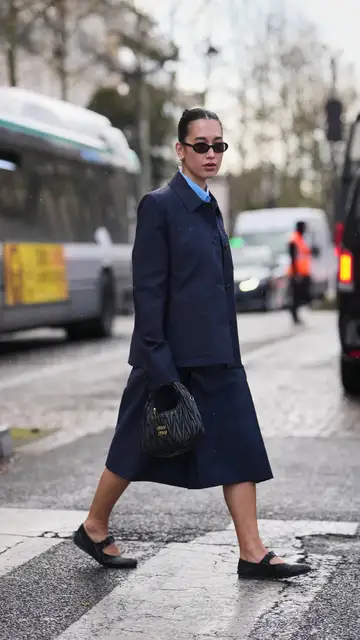 Mujer con merceditas Mujer con merceditas