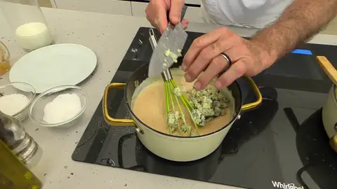 Trocea el queso, incorpóralo a la bechamel y mezcla Trocea el queso, incorpóralo a la bechamel y mezcla