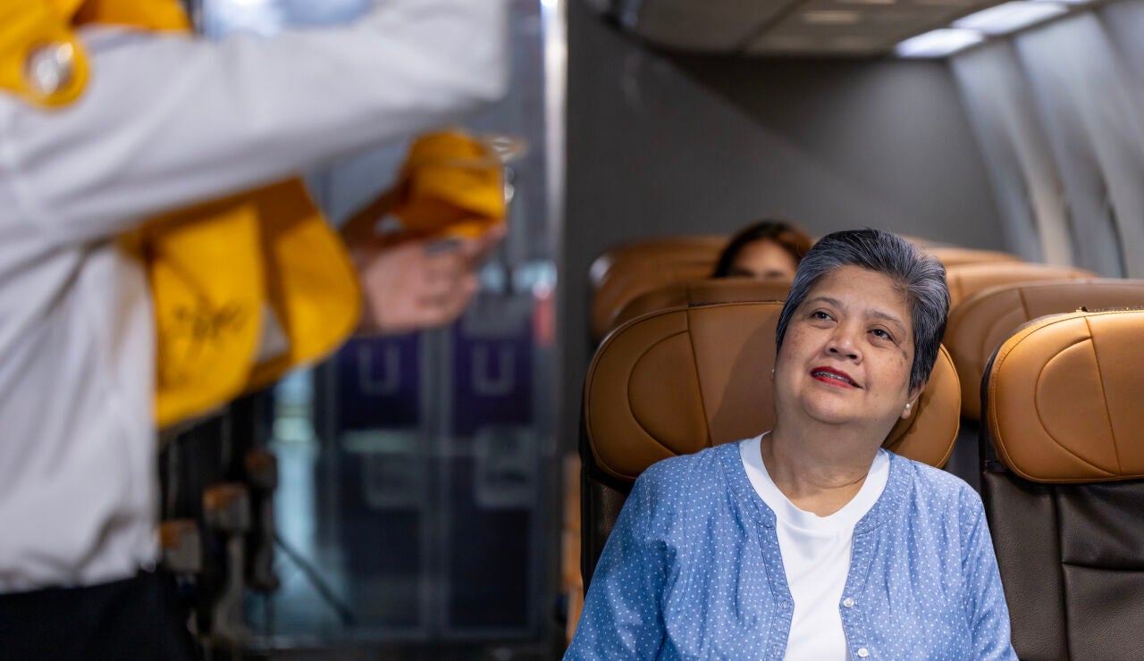 Mujer mayor en la cabina de un avi&oacute;n