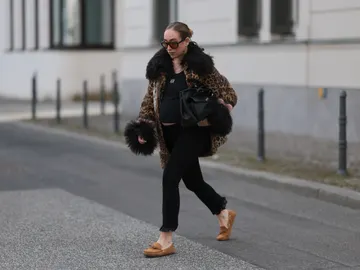 Mujer con mocasines Mujer con mocasines