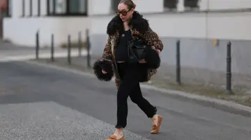 Mujer con mocasines Mujer con mocasines