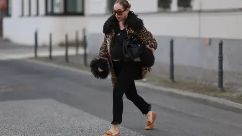 Mujer con mocasines Mujer con mocasines