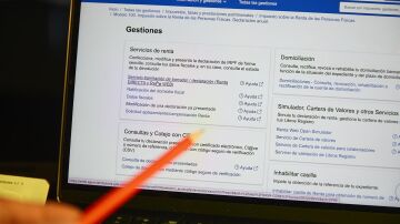 Una persona hace el borrador de su declaraci&oacute;n de la renta en un ordenador - 