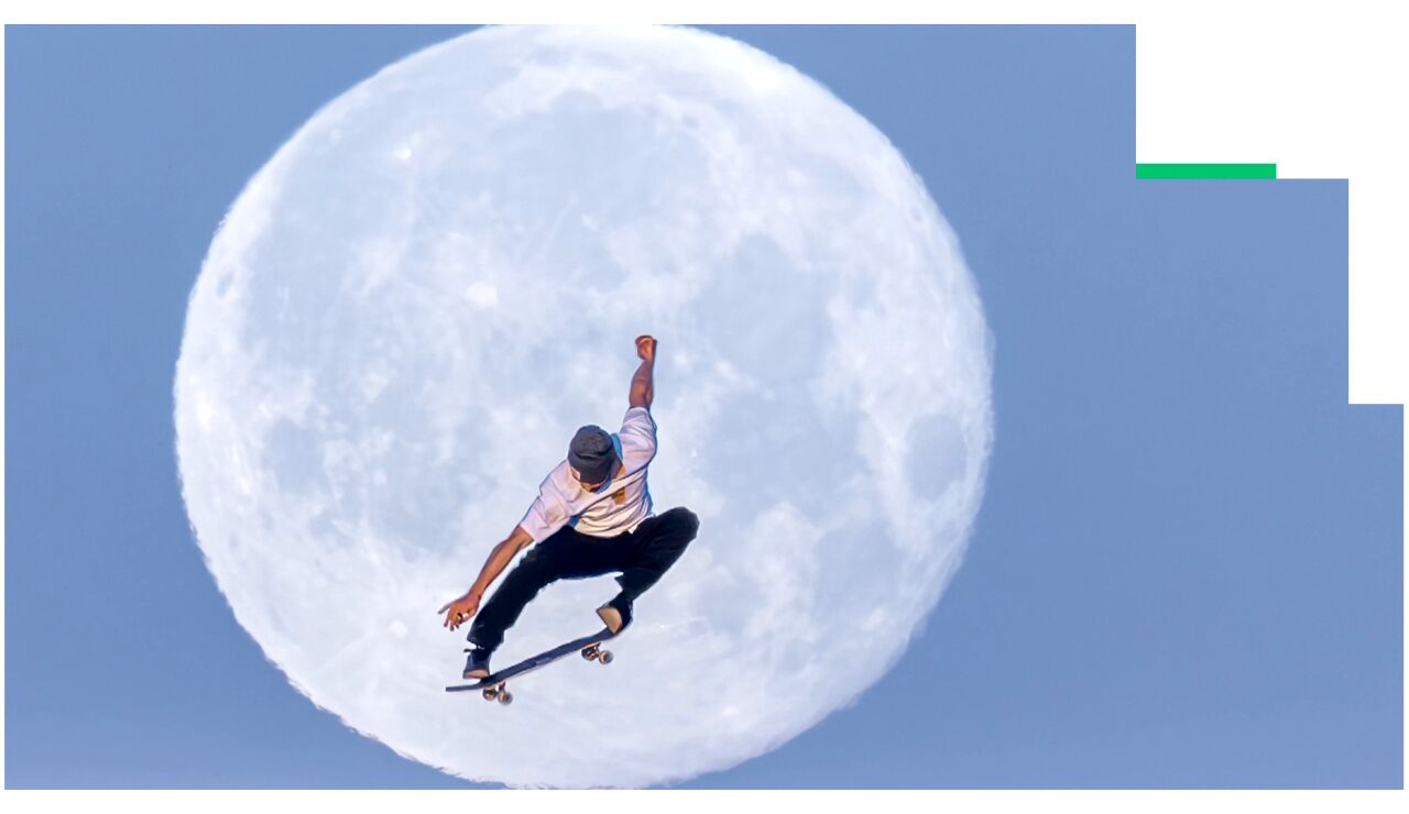 Danny Le&oacute;n, con la Luna de fondo