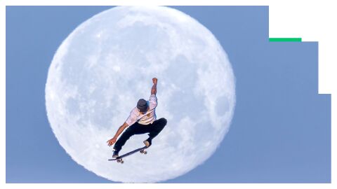 Danny Le&oacute;n, con la Luna de fondo