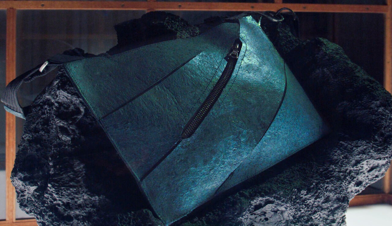 Bolso de lujo hecho con prote&iacute;na reconstruida de T-Rex