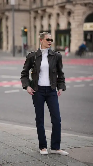 Mujer con bailarinas Mujer con bailarinas