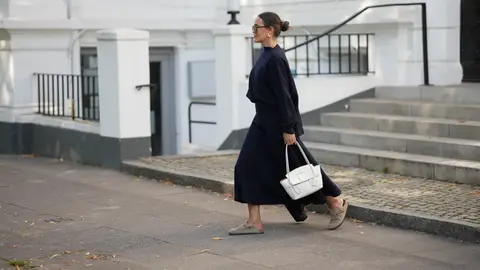Mujer con zuecos Mujer con zuecos