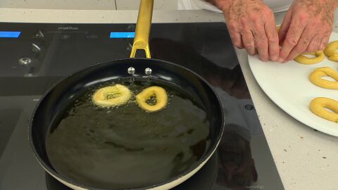 Incorpora las rosquillas y fríelas