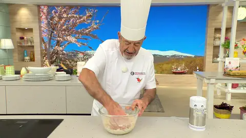 Cuando la masa coja consistencia, agrega el gasificante y sigue mezclando con las manos Cuando la masa coja consistencia, agrega el gasificante y sigue mezclando con las manos