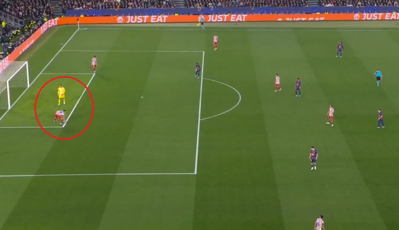 La jugada entre Pubill y Musso en el Camp Nou