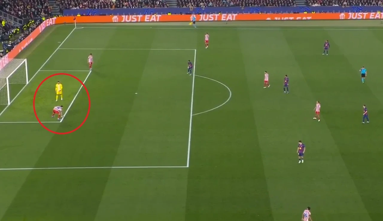 La jugada entre Pubill y Musso en el Camp Nou