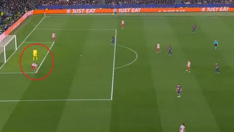 La jugada entre Pubill y Musso en el Camp Nou La jugada entre Pubill y Musso en el Camp Nou